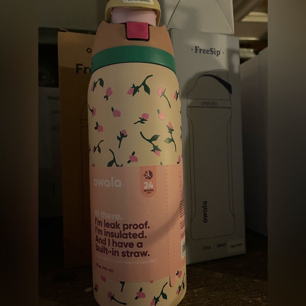 "Tea Time" Rose Floral Owala - 24 oz Freesip - Limited Edition UO Color - Picture 4 of 5